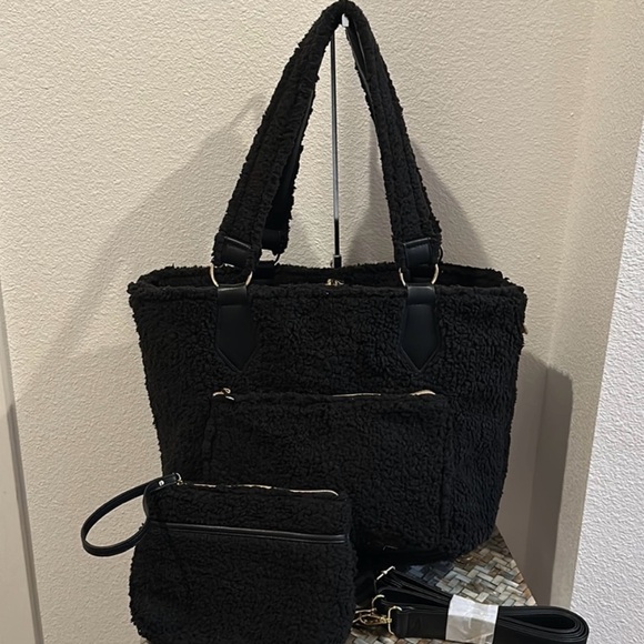 G.I.L.I. NWT Reversible Black Vegan Tote Bag w/ Shoulder Strap & Wristlet - Picture 1 of 13